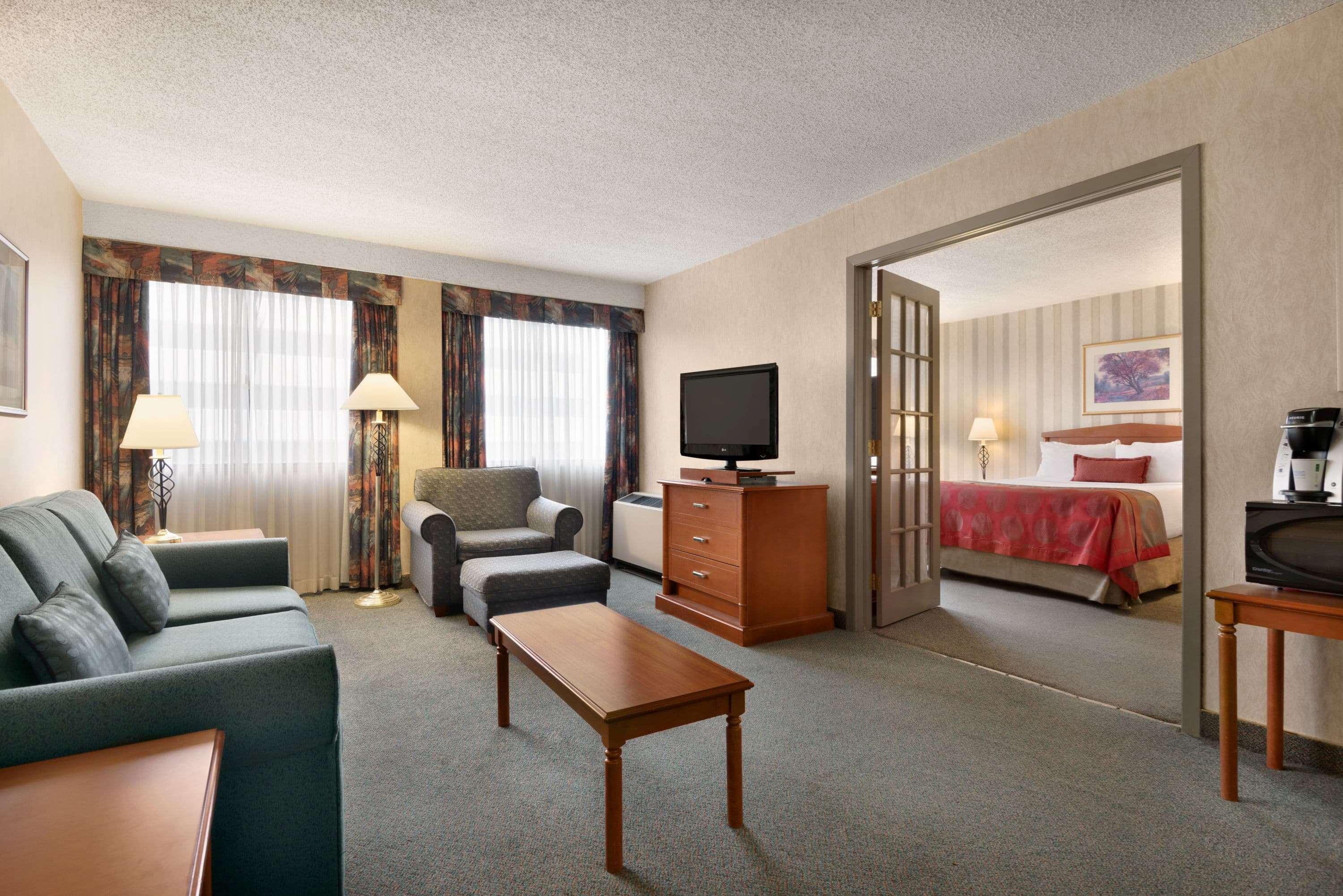 Hotel Ramada Plaza By Wyndham Regina Downtown Esterno foto