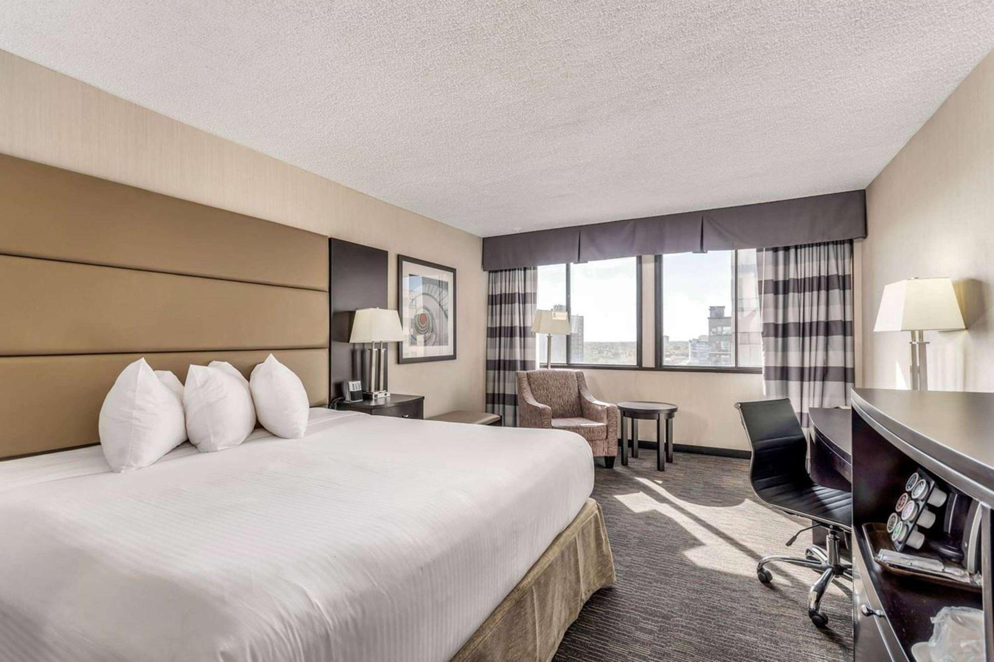 Hotel Ramada Plaza By Wyndham Regina Downtown Esterno foto